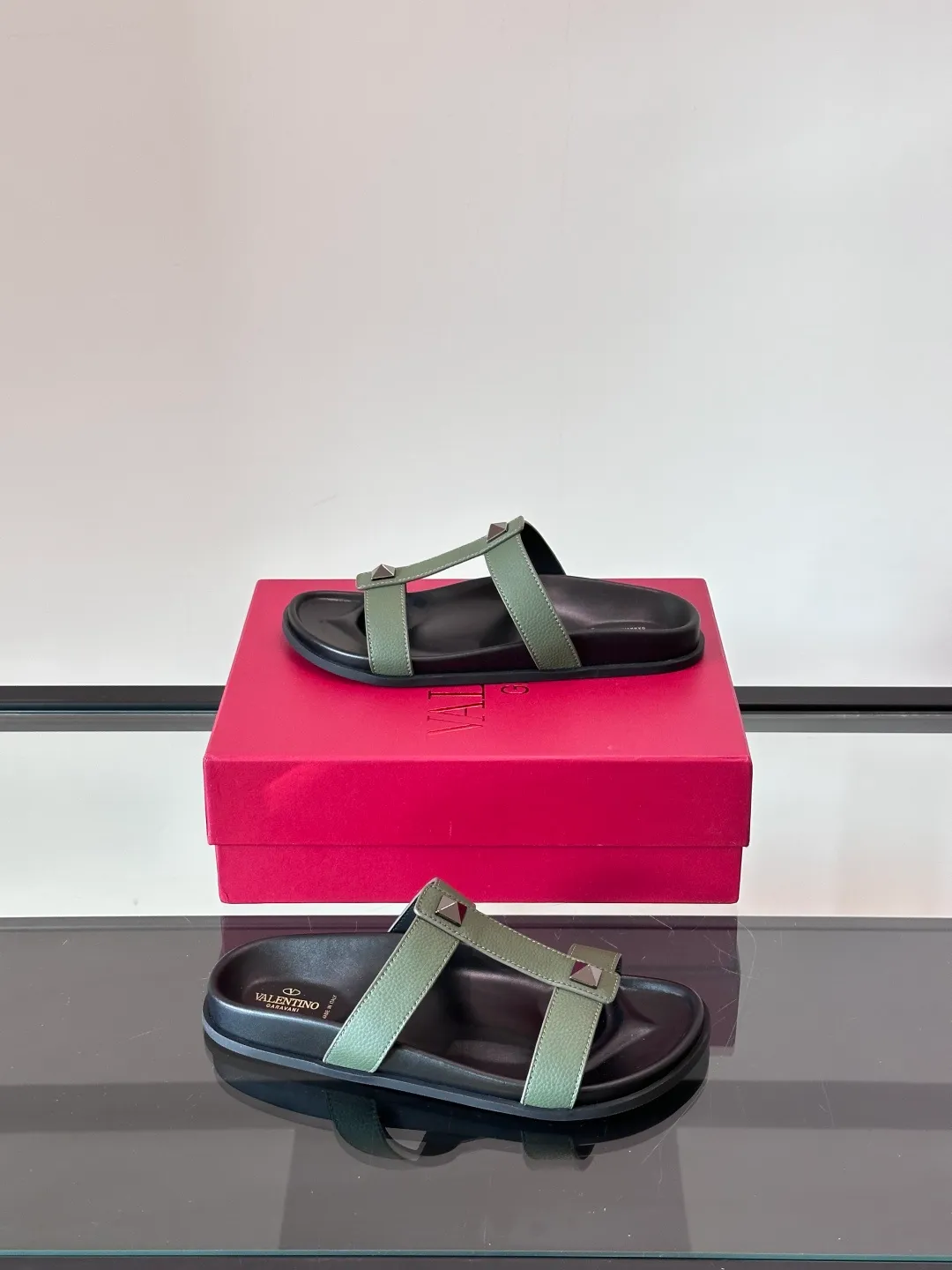 Men's shoes 💰p320 "VALENTINO" Valentino Men's 🧍‍♂️ Spring and summer new style metal rivet flat slippers, elegant sandals, the same style worn by celebrities, original molding, imported calfskin. Rubber outsole. Soft and durable, full set of counter packaging size: 39-44 (customized at 38.45.46)